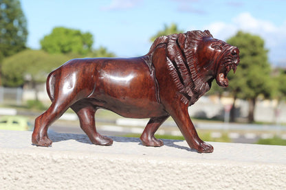 Chef-d'œuvre en bois de fer sculpté à la main du Roi Lion. Figurine d'animal réaliste en marche faite à la main au Zimbabwe. Cadeau de décoration détaillé pour la maison/le bureau
