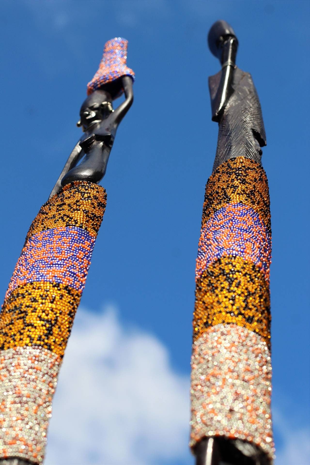 Große, stehende, afrikanische Masai-Kunst-Paare, aus Holz geschnitzt und mit Perlen besetzte Figuren. 27,5 Zoll große Skulptur eines Mannes und einer Frau aus Ebenholz mit bunten Perlen.