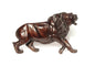 Chef-d'œuvre en bois de fer sculpté à la main du Roi Lion. Figurine réaliste zimbabwéenne faite à la main en train de marcher/rugir. Cadeau de décoration détaillé pour la maison/le bureau