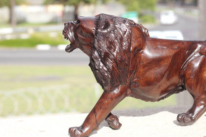 Chef-d'œuvre en bois de fer sculpté à la main du Roi Lion. Figurine réaliste zimbabwéenne faite à la main en train de marcher/rugir. Cadeau de décoration détaillé pour la maison/le bureau