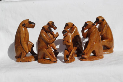 Ensemble de 7 babouins/singes en bois d'olivier. Sculptures décoratives sculptées à la main fabriquées au Zimbabwe. Figurines en bois brun lisse. Coffret cadeau d'art africain.