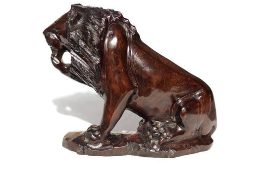 Chef-d'œuvre sculpté en bois de fer lisse du Roi Lion. Figurine d'animal réaliste assise faite à la main au Zimbabwe. Cadeau de décoration détaillé pour la maison/le bureau