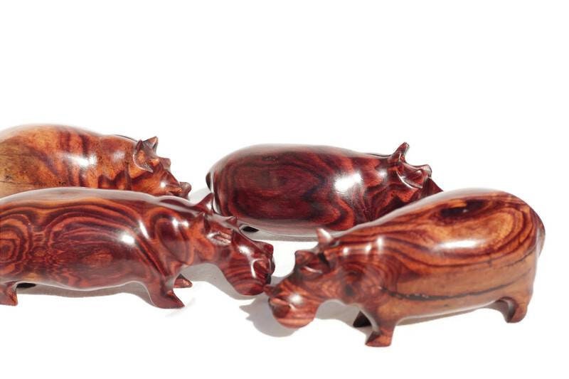 Schule mit 4 aus Zebraholz geschnitzten Mini-Nilpferdfiguren. Handgefertigte afrikanische Kunstskulpturen. Safari-Dekorationsgeschenke für Zuhause und Büro, versandfertig per Express