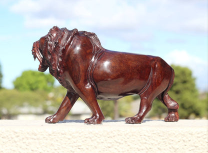 Chef-d'œuvre en bois de fer sculpté à la main du Roi Lion. Figurine d'animal réaliste en marche faite à la main au Zimbabwe. Cadeau de décoration détaillé pour la maison/le bureau