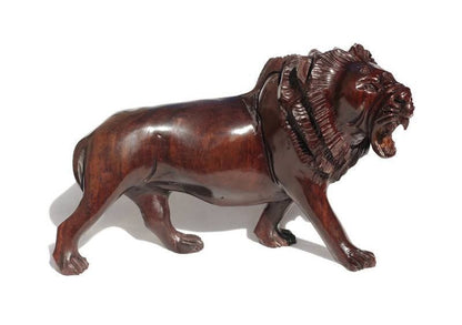 Chef-d'œuvre en bois de fer sculpté à la main du Roi Lion. Figurine d'animal réaliste en marche faite à la main au Zimbabwe. Cadeau de décoration détaillé pour la maison/le bureau