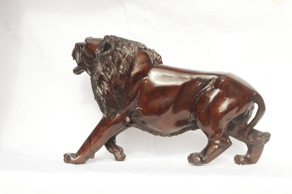 Chef-d'œuvre en bois de fer sculpté à la main du Roi Lion. Figurine réaliste zimbabwéenne faite à la main en train de marcher/rugir. Cadeau de décoration détaillé pour la maison/le bureau