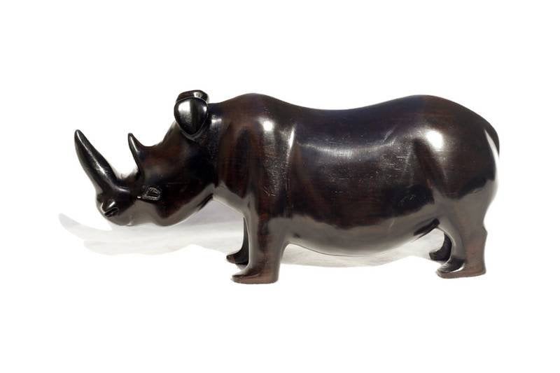 Rhinocéros sculpté à la main en bois d'ébène lisse de Zambie. Cadeaux d'art africain uniques, pour la décoration de la maison et du bureau. Figurines de rhinocéros à longues cornes qui marchent.