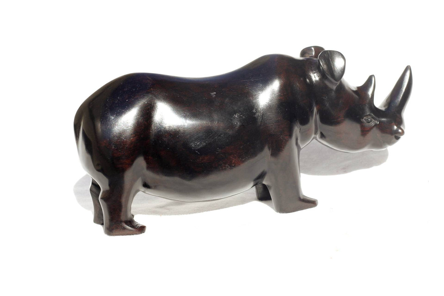 Rhinocéros sculpté à la main en bois d'ébène lisse de Zambie. Cadeaux d'art africain uniques, pour la décoration de la maison et du bureau. Figurines de rhinocéros à longues cornes qui marchent.