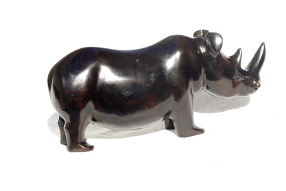 Rhinocéros sculpté à la main en bois d'ébène lisse de Zambie. Cadeaux d'art africain uniques, pour la décoration de la maison et du bureau. Figurines de rhinocéros à longues cornes qui marchent.