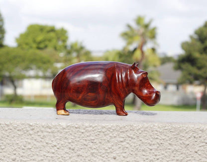 Sculptures d'hippopotames en bois de teck. Figurines réalistes de style zambien expédiées dans le monde entier depuis Cape Town, Afrique du Sud. Articles cadeaux uniques