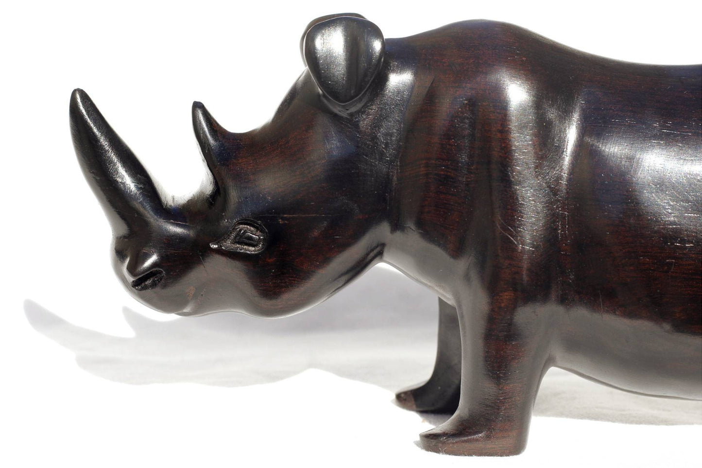 Rhinocéros sculpté à la main en bois d'ébène lisse de Zambie. Cadeaux d'art africain uniques, pour la décoration de la maison et du bureau. Figurines de rhinocéros à longues cornes qui marchent.