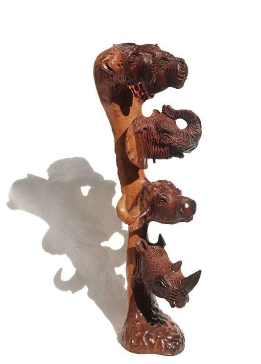 Têtes de Big Five sculptées en bois de fer réalistes. Têtes d'éléphant, de lion, de léopard, de buffle et de rhinocéros. Chef-d'œuvre d'art marron clair et foncé