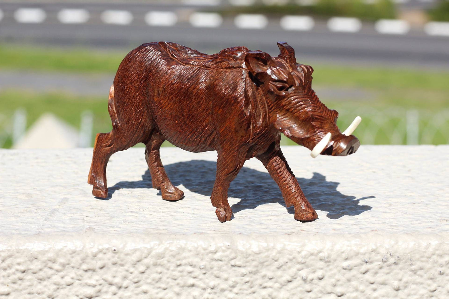 Handgeschnitzte Figur eines Wildschweins aus Eisenholz. Simbabwische Wildtierschnitzerei. Detailliertes afrikanisches Meisterwerk, Schwein, Kunstdekor, Geschenke