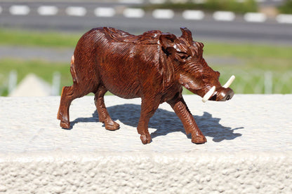 Handgeschnitzte Figur eines Wildschweins aus Eisenholz. Simbabwische Wildtierschnitzerei. Detailliertes afrikanisches Meisterwerk, Schwein, Kunstdekor, Geschenke
