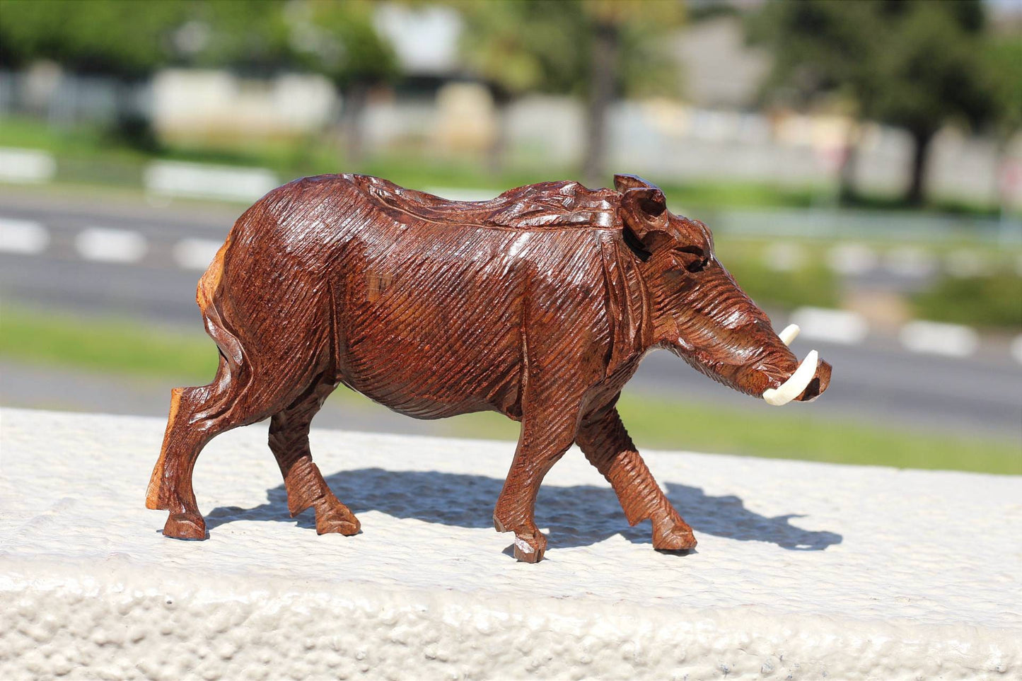 Handgeschnitzte Figur eines Wildschweins aus Eisenholz. Simbabwische Wildtierschnitzerei. Detailliertes afrikanisches Meisterwerk, Schwein, Kunstdekor, Geschenke