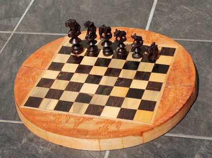 Échiquier rond pliable de chasseurs africains et joueurs de Big Five Animal. Cadeau de jeu sculpté à la main au Zimbabwe. Art du bois d'olivier, d'ébène et d'acajou