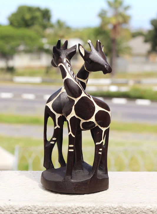 Giraffenliebhaber-Figur aus Jakaranda-Holz. Handgeschnitzte Skulptur aus Simbabwe als Dekoration für Zuhause oder das Büro. Einzigartige afrikanische Verlobungs-/Hochzeitsgeschenke