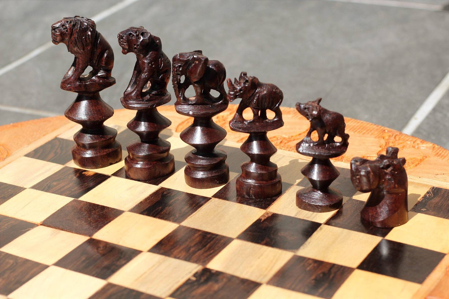 Échiquier rond pliable de chasseurs africains et joueurs de Big Five Animal. Cadeau de jeu sculpté à la main au Zimbabwe. Art du bois d'olivier, d'ébène et d'acajou