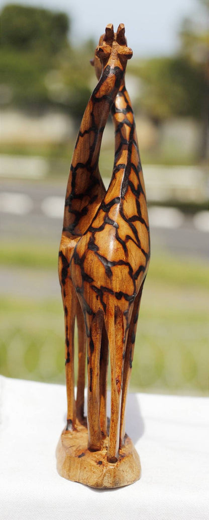 Figurine d'art en bois d'olivier représentant des girafes qui s'embrassent. Sculpture zimbabwéenne sculptée à la main avec un motif en forme de cœur. Cadeaux africains uniques pour la maison/le bureau