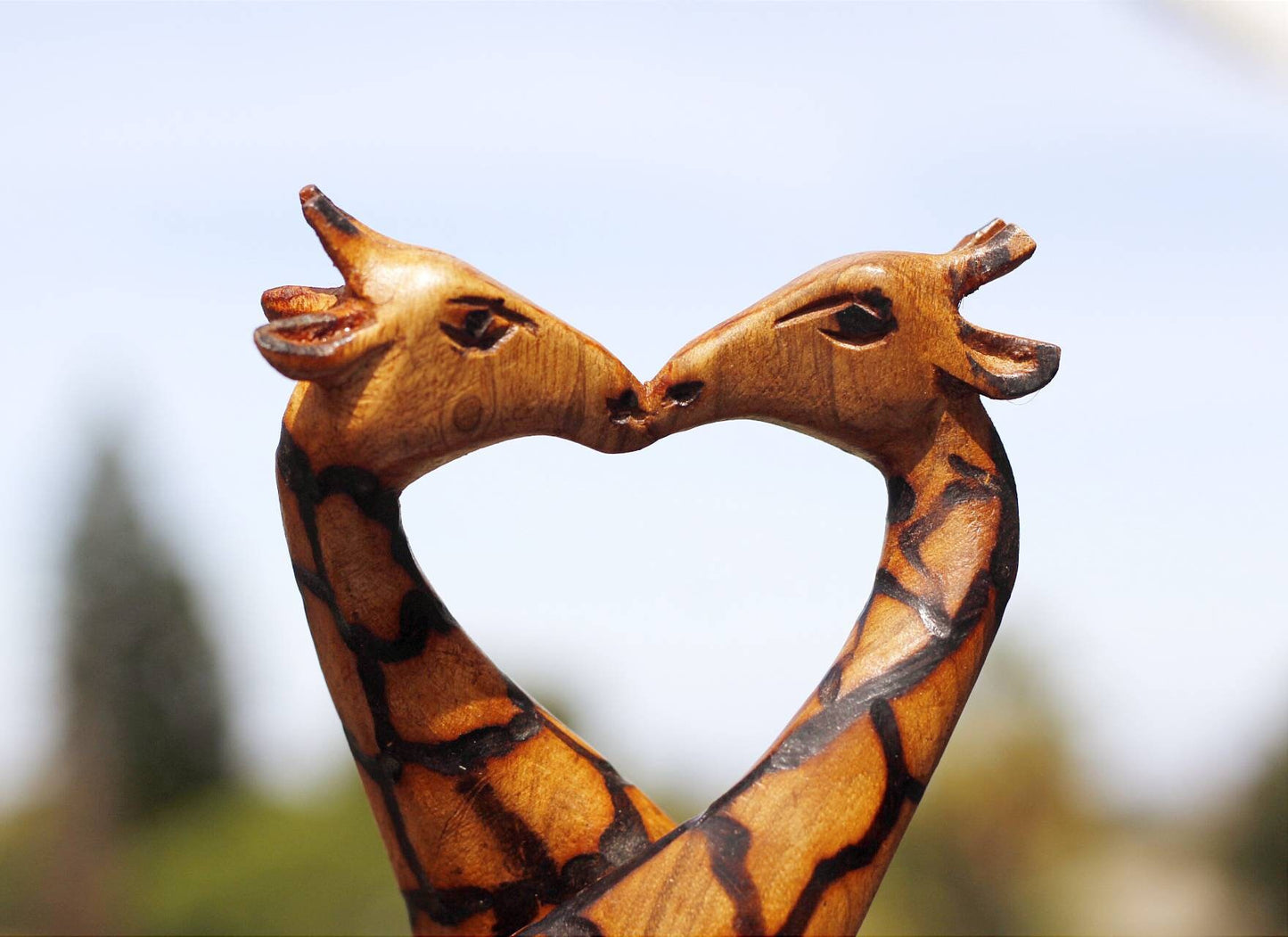 Figurine d'art en bois d'olivier représentant des girafes qui s'embrassent. Sculpture zimbabwéenne sculptée à la main avec un motif en forme de cœur. Cadeaux africains uniques pour la maison/le bureau
