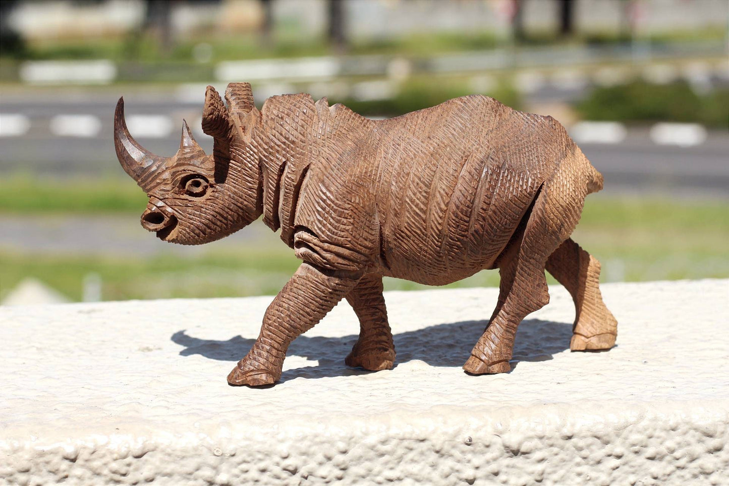 Lebensechte, detailreiche Nashornfigur aus Eisenholz. Handgeschnitzte, laufende Tierkunstskulptur aus rauer Haut. Dekoration für Zuhause und Büro, Expressversand