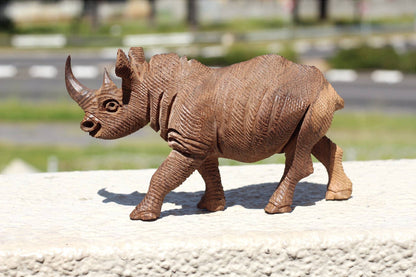 Lebensechte, detailreiche Nashornfigur aus Eisenholz. Handgeschnitzte, laufende Tierkunstskulptur aus rauer Haut. Dekoration für Zuhause und Büro, Expressversand