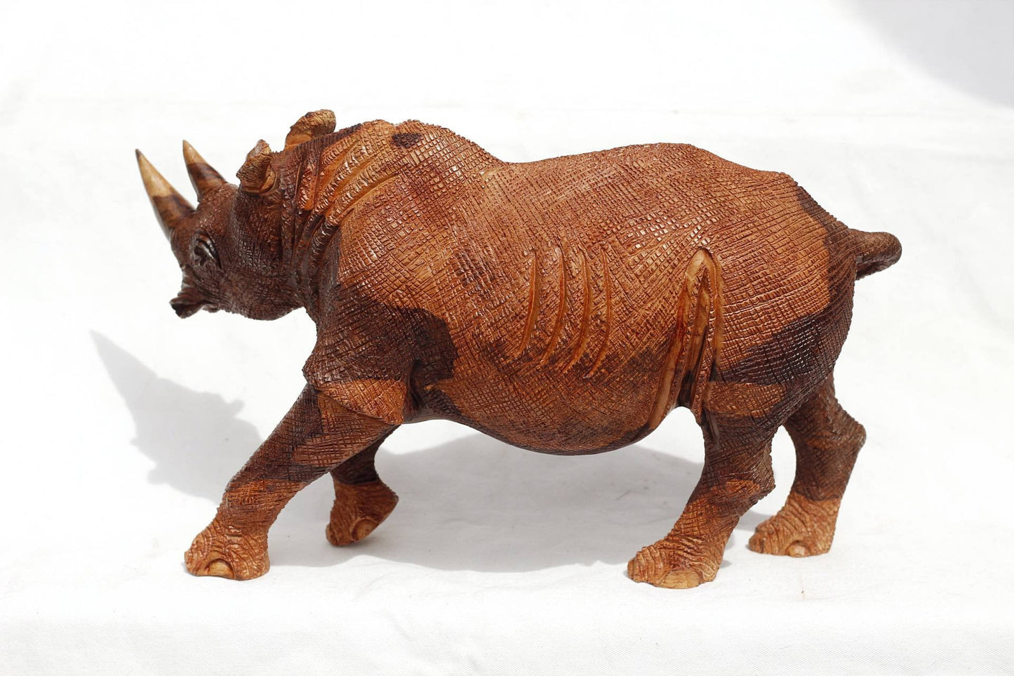 Große, lebensechte Nashornfigur aus Eisenholz in Hell- und Dunkelbraun. Handgeschnitztes Meisterwerk der laufenden Kunst. Dekoration für Zuhause/Büro, Weihnachtsgeschenk