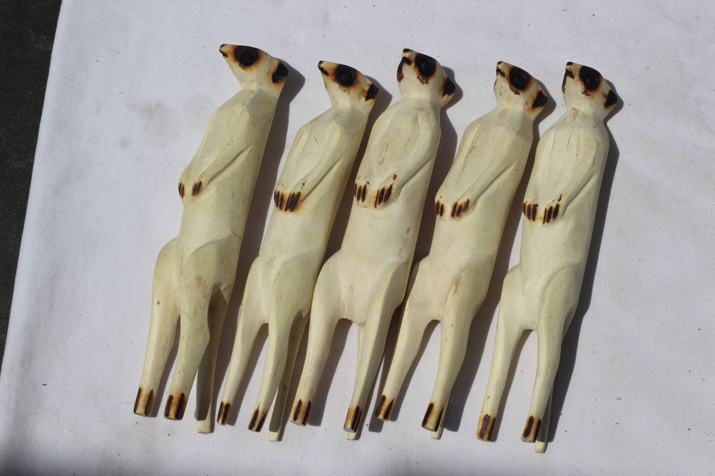Set mit 3 oder 5 lebensechten Erdmännchen-Figuren aus Jacaranda-Holz, handgeschnitzt. Inneneinrichtung für Zuhause/Büro, südafrikanische Kunst. Handgemachte Geschenke aus Erdmännchen