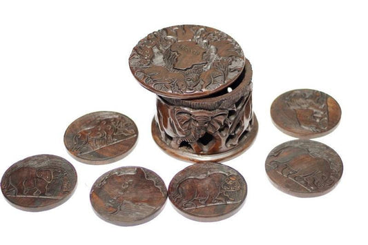 Geschnitztes Untersetzer-Set aus Ebenholz in einer Kiste. Auf dem Deckel sind die „Big Five“-Tiere abgebildet, und auf dem Behälter sind Untersetzer mit Nashorn, Elefant und Zebra geschnitzt.