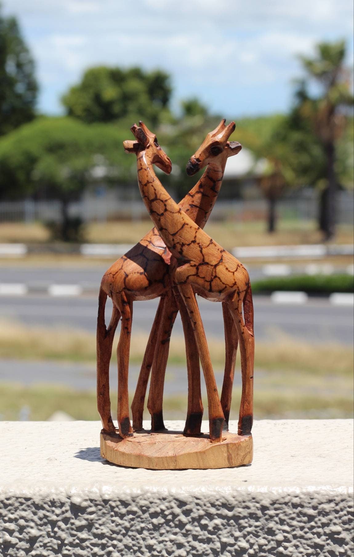 Figurine d'art en bois d'olivier représentant des girafes qui s'embrassent. Sculpture zimbabwéenne sculptée à la main avec un motif en forme de cœur. Cadeaux africains uniques pour la maison/le bureau