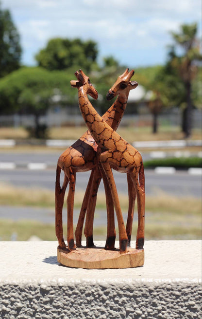 Figurine d'art en bois d'olivier représentant des girafes qui s'embrassent. Sculpture zimbabwéenne sculptée à la main avec un motif en forme de cœur. Cadeaux africains uniques pour la maison/le bureau