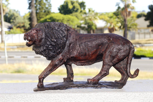 Grande figurine de lion en bois de fer sculptée à la main. Sculpture d'animal marchant en bois dur africain brun foncé avec base. Cadeau unique fait main du Zimbabwe
