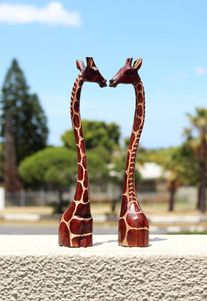 Figurine d'art en bois d'olivier avec cou et tête d'amoureux de girafe. Sculptures sculptées à la main pour décoration de maison/bureau au Zimbabwe. Cadeaux africains de fiançailles/mariage