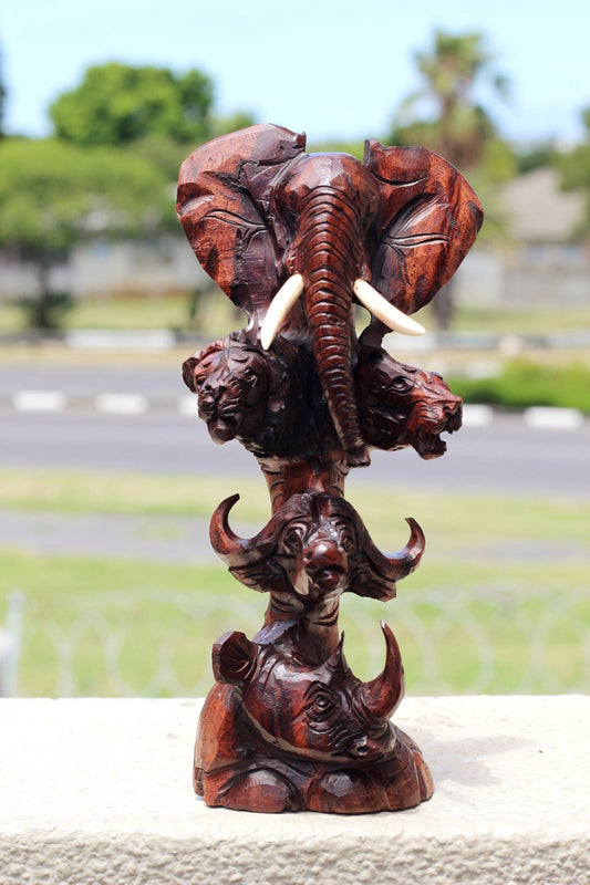 Têtes de Big Five sculptées en bois de fer lisse et réalistes. Têtes d'éléphant, de lion, de léopard, de buffle, de rhinocéros sur une pièce de décoration de table sculptée à la main