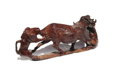Handgeschnitztes Meisterwerk aus Eisenholz, 2 Löwen greifen einen Kapbüffel an. Afrikanische Big 5-Innendekoration. Simbabwische Kunstskulptur/Geschenk, versandfertig