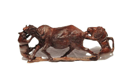 2 lions attaquant un buffle du Cap, chef-d'œuvre sculpté à la main en bois de fer. Décoration intérieure Big 5 africaine. Sculpture/cadeau d'art zimbabwéen, prêt à être expédié