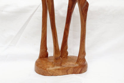 Figurine de girafe en bois de teck lisse de qualité artistique, mangeant/tournant la tête. Grande sculpture d'art sculptée zambienne. Décoration de maison/bureau, cadeaux d'animaux africains