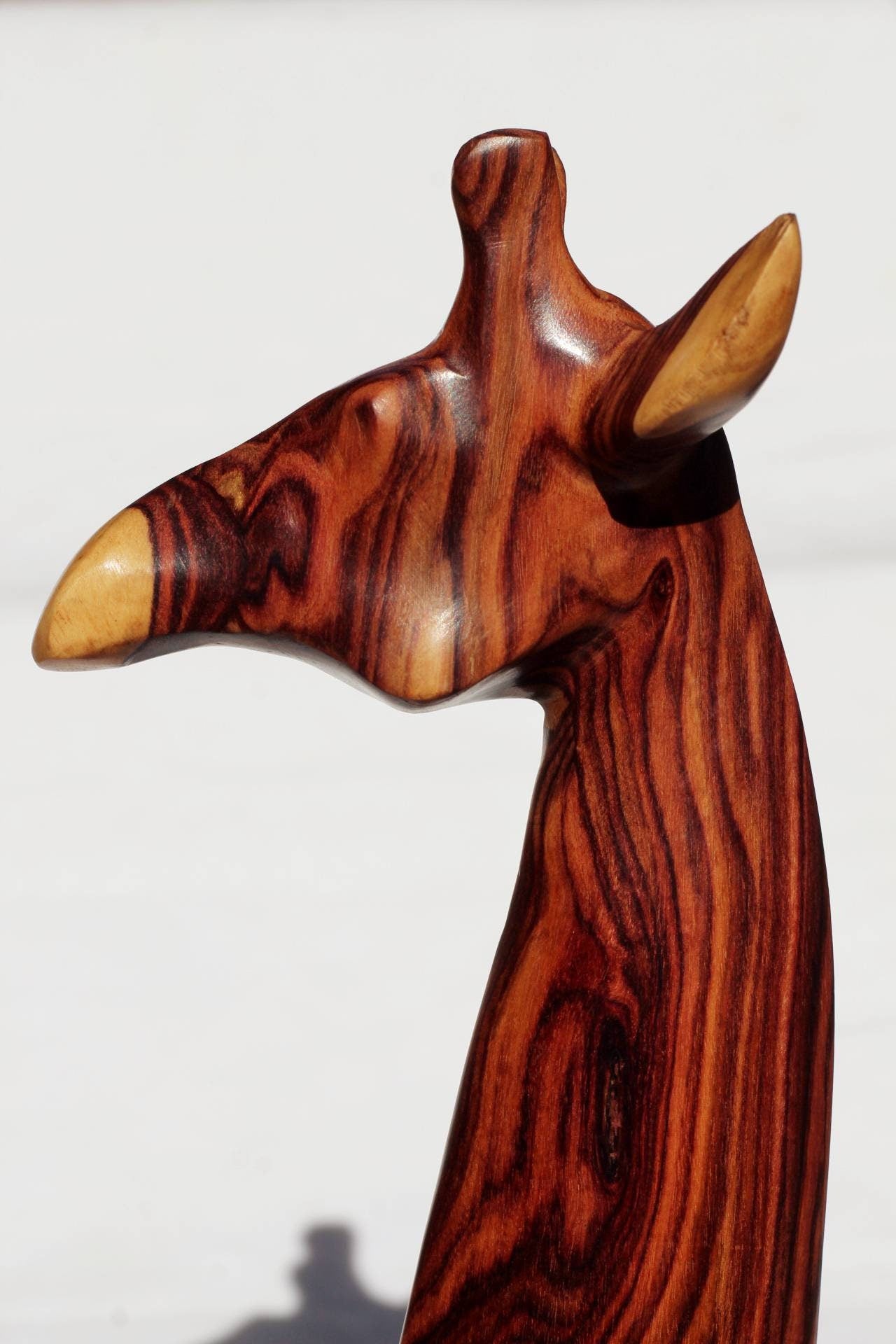 Sculpture en bois de zèbre véritable avec cou et tête de girafe. Décoration de table pour bureau/maison. Cadeaux africains uniques de 15 pouces de haut, sculptés à la main en Zambie