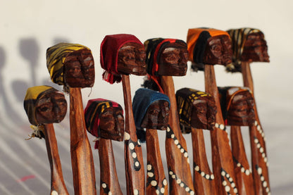 Schlanke Elle-Sandelholz-Frauenskulpturen aus Mosambik. Braune handgeschnitzte Figuren mit schwarzer und weißer Farbe. Versandfertig
