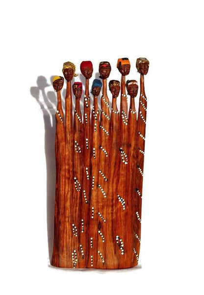 Schlanke Elle-Sandelholz-Frauenskulpturen aus Mosambik. Braune handgeschnitzte Figuren mit schwarzer und weißer Farbe. Versandfertig