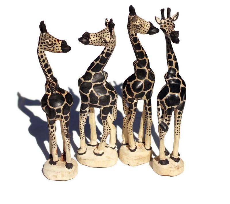 Stehende Giraffenherdenfiguren aus weißem Olivenholz, bemalt. Sambisches geschnitztes Kunstwerk. Heim-/Bürodekor, afrikanische Tiergeschenke, versandfertig