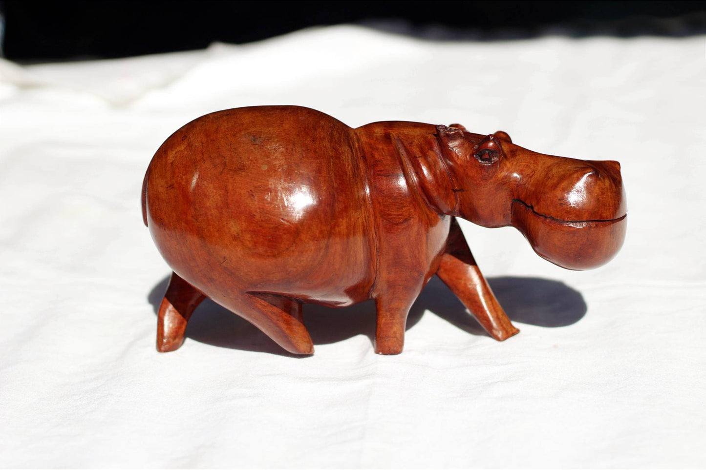 Einzigartige handgeschnitzte Nilpferd-Kunstfigur aus Mukwa-Holz. Glattes braunes Nilpferd Moto Moto. Einzigartiges afrikanisches handgefertigtes Geschenk, versandfertig