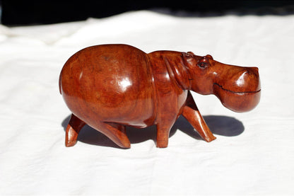 Einzigartige handgeschnitzte Nilpferd-Kunstfigur aus Mukwa-Holz. Glattes braunes Nilpferd Moto Moto. Einzigartiges afrikanisches handgefertigtes Geschenk, versandfertig