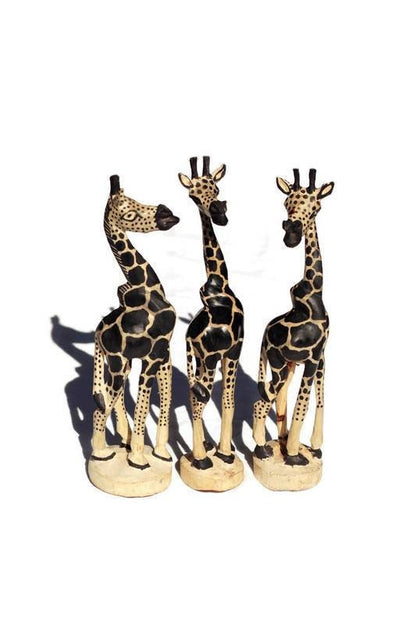 Stehende Giraffenherdenfiguren aus weißem Olivenholz, bemalt. Sambisches geschnitztes Kunstwerk. Heim-/Bürodekor, afrikanische Tiergeschenke, versandfertig