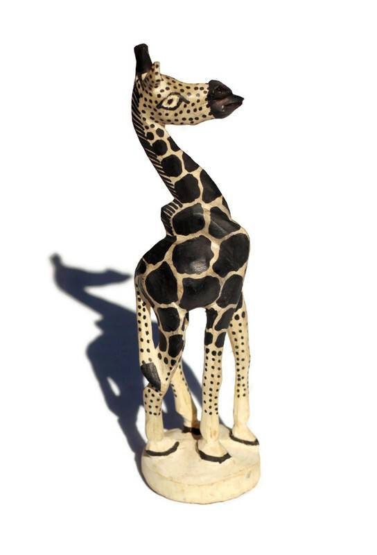 Stehende Giraffenherdenfiguren aus weißem Olivenholz, bemalt. Sambisches geschnitztes Kunstwerk. Heim-/Bürodekor, afrikanische Tiergeschenke, versandfertig