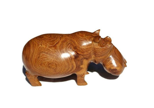 Handgeschnitzte Nilpferdfigur aus Mubanga-Holz. Glatte Safari-Skulpturen aus Sambias Kiaat. Einzigartige Holzmaserung auf einem Stück hellbraunen Hartholzes.