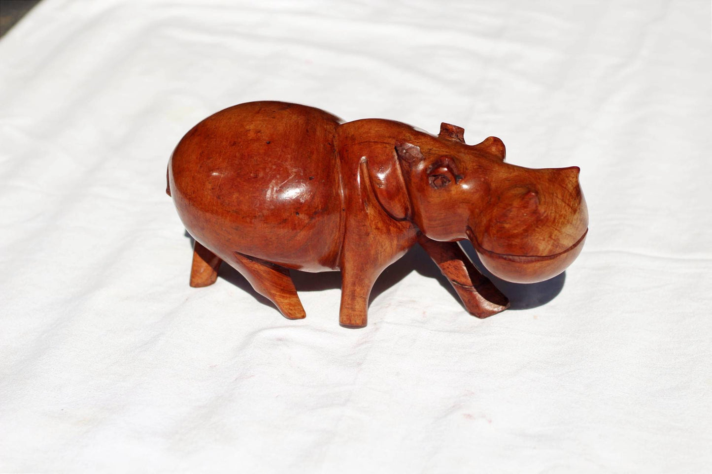 Einzigartige handgeschnitzte Nilpferd-Kunstfigur aus Mukwa-Holz. Glattes braunes Nilpferd Moto Moto. Einzigartiges afrikanisches handgefertigtes Geschenk, versandfertig