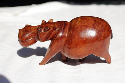 Einzigartige handgeschnitzte Nilpferd-Kunstfigur aus Mukwa-Holz. Glattes braunes Nilpferd Moto Moto. Einzigartiges afrikanisches handgefertigtes Geschenk, versandfertig
