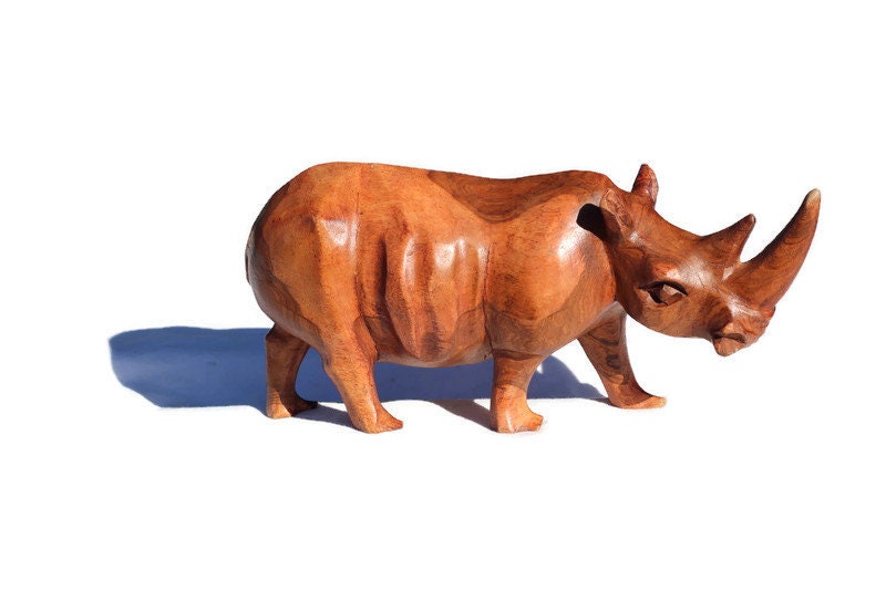 Nashorn-Skulptur aus handgeschnitztem, glattem Mukwa-Holz. Nashornfiguren im simbabwischen Stil. Einzigartige Geschenke für afrikanische Tiere, versandfertig