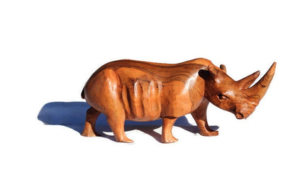 Nashorn-Skulptur aus handgeschnitztem, glattem Mukwa-Holz. Nashornfiguren im simbabwischen Stil. Einzigartige Geschenke für afrikanische Tiere, versandfertig